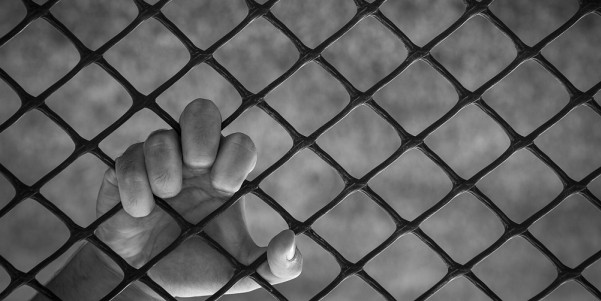 男子持菜刀毆打疫情防控人員被刑拘