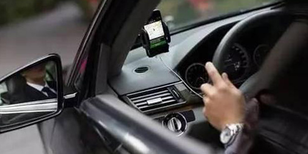 路邊停車出交通事故，這個責任誰來負？
