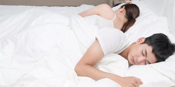 一對已婚男女自愿同居犯何罪？