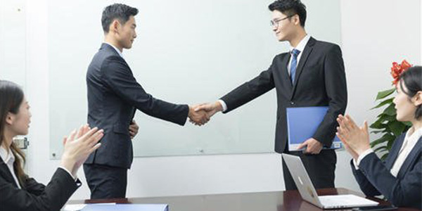 供貨商收了十幾萬的錢但是不給貨,屬于合同詐騙嗎?
