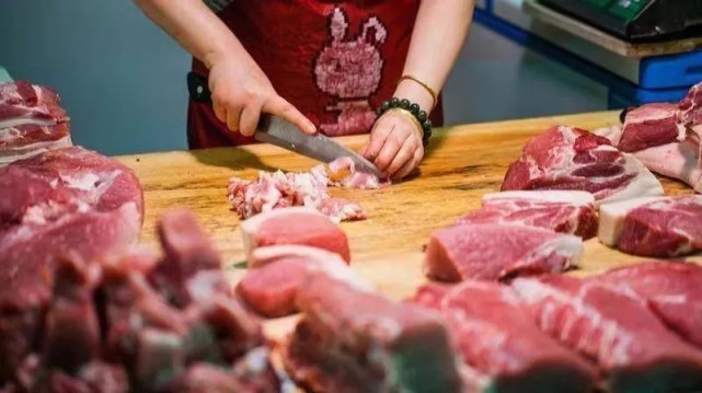 大潤發發臭肉洗了再賣,其行為是否違反了食品安全法?