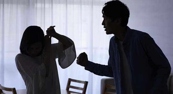 被家暴了,你是選擇忍氣吞聲?還是選擇反抗?