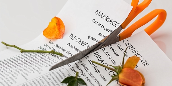 divorce-619195_960_720_副本.jpg
