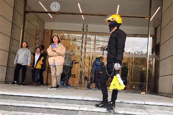 外賣送餐員上樓得先交10元“押金”，物業這樣做合法嗎？