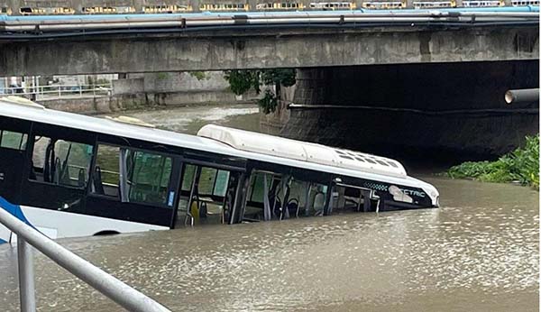 突發(fā)事件：上海一公交車墜河，司機(jī)昏迷前讓乘客下車，自己墜入河道！